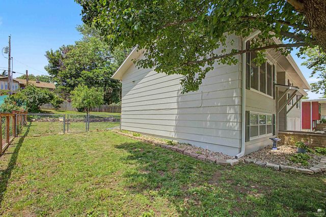1805 Cedar Crest Drive, Manhattan, KS 66503