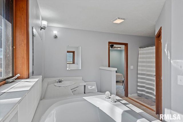 6378 DEER RUN Road, Rochester, IL 62563