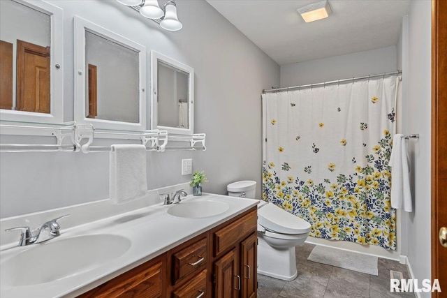 6378 DEER RUN Road, Rochester, IL 62563