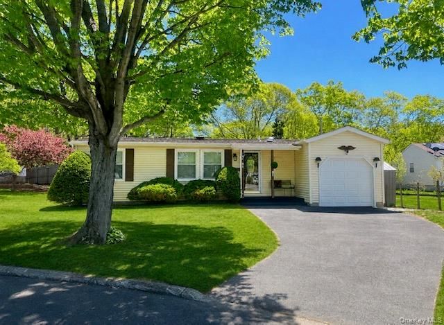 19 Village Circle S, Manorville, NY 11949