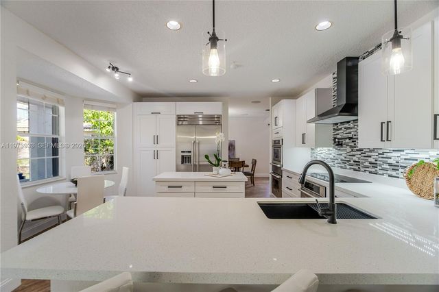 362 Lake Crest Ct, Weston, FL 33326