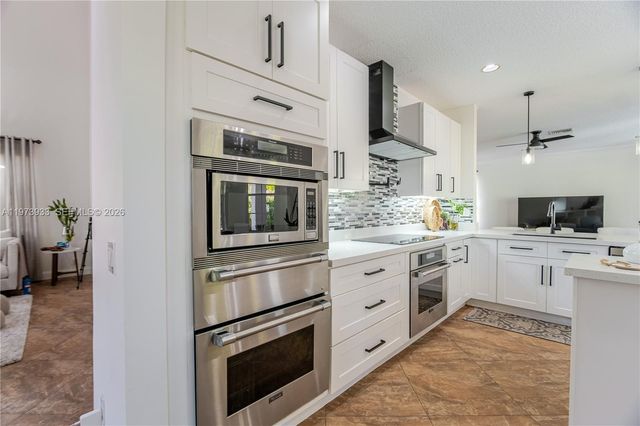 362 Lake Crest Ct, Weston, FL 33326