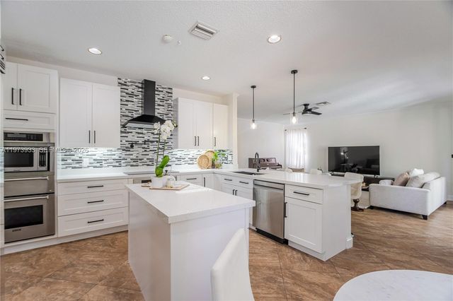 362 Lake Crest Ct, Weston, FL 33326