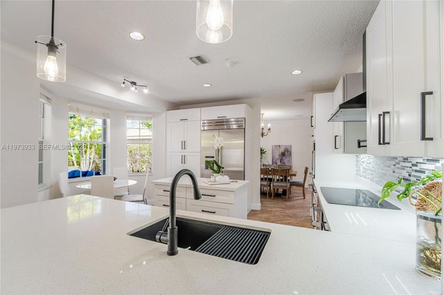 362 Lake Crest Ct, Weston, FL 33326