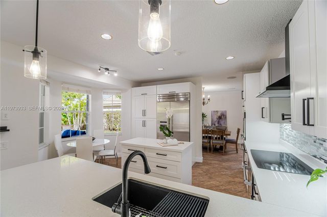 362 Lake Crest Ct, Weston, FL 33326