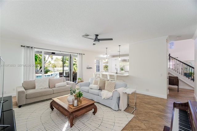 362 Lake Crest Ct, Weston, FL 33326