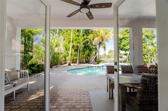 362 Lake Crest Ct, Weston, FL 33326