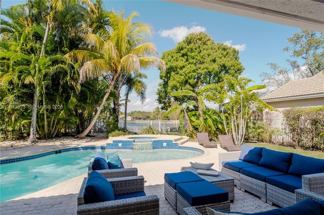 362 Lake Crest Ct, Weston, FL 33326