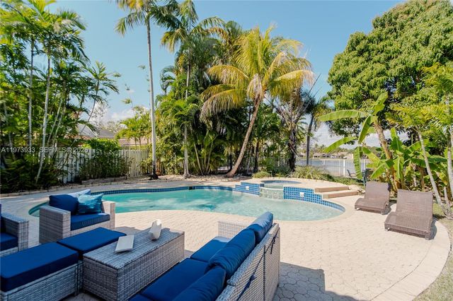 362 Lake Crest Ct, Weston, FL 33326