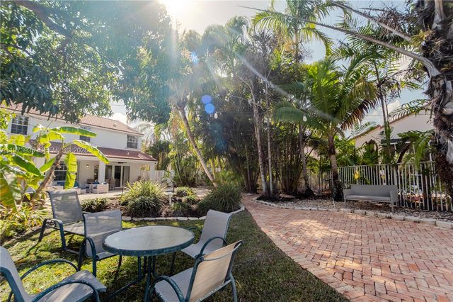 362 Lake Crest Ct, Weston, FL 33326