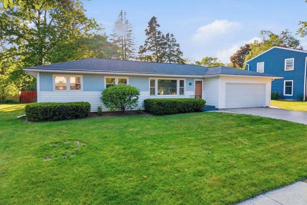 923 W Whitefish ROAD, Port Washington, WI 53074