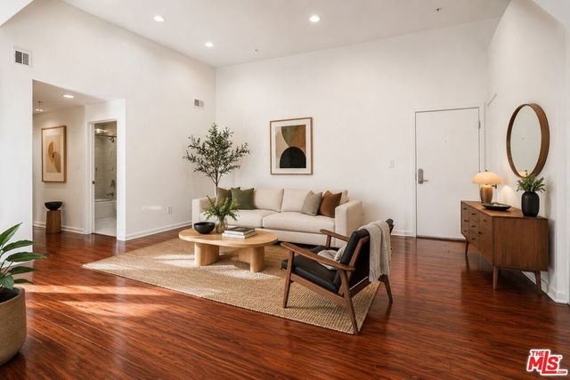 12132 Hart Street 301, North Hollywood, CA 91605