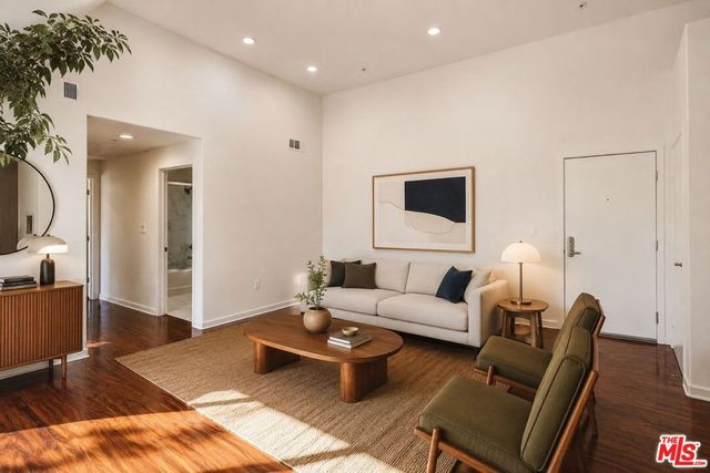 12132 Hart Street 301, North Hollywood, CA 91605