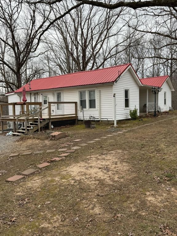 210 Reynolds Rd, Charlotte, TN 37036