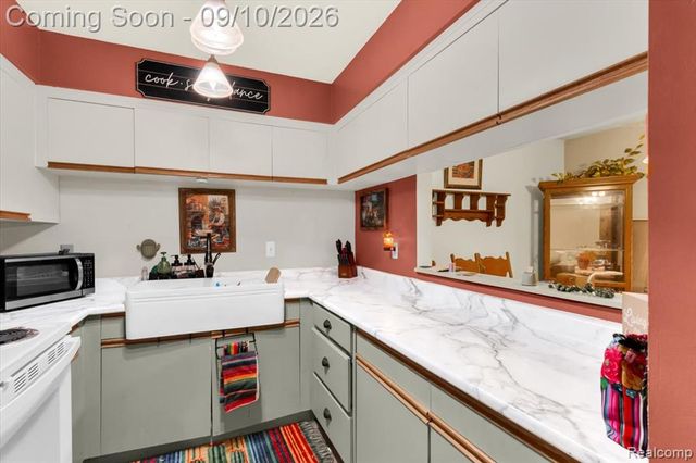 938 Saybrook Drive 10, Waterford, MI 48327
