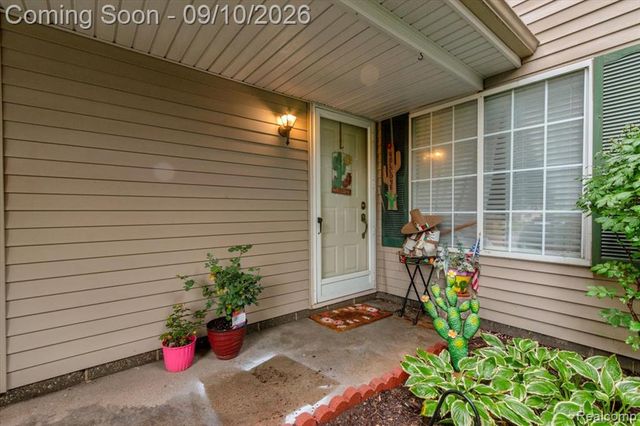 938 Saybrook Drive 10, Waterford, MI 48327
