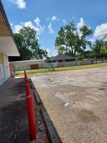 6738 W Montgomery Road, Houston, TX 77091