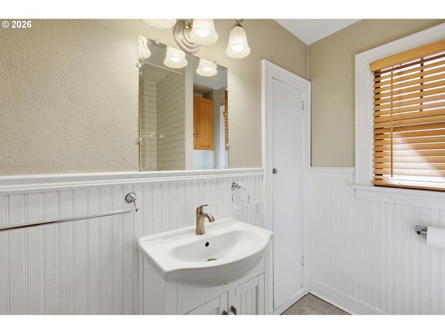 807 W 19TH Ave, Eugene, OR 97402