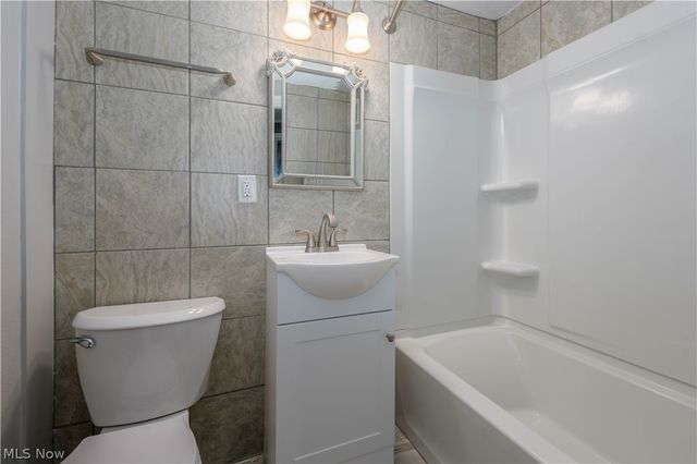 1210 Lennox Avenue NE, Massillon, OH 44646