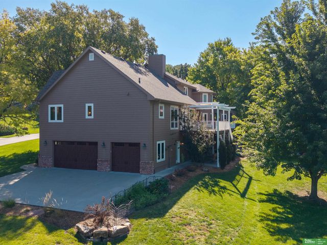 910 S 220th Street, Elkhorn, NE 68022
