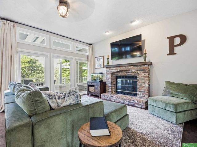 910 S 220th Street, Elkhorn, NE 68022