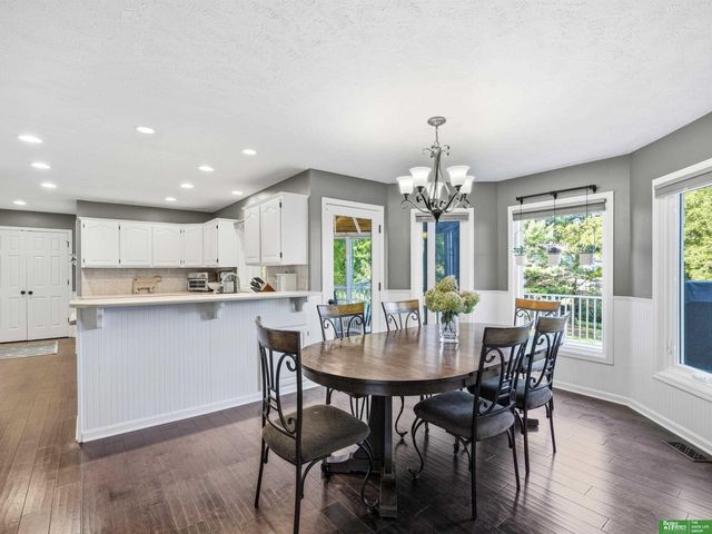 910 S 220th Street, Elkhorn, NE 68022