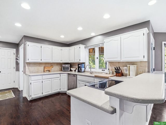 910 S 220th Street, Elkhorn, NE 68022