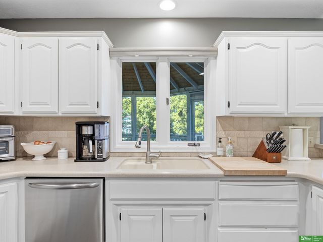 910 S 220th Street, Elkhorn, NE 68022