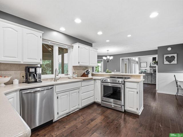 910 S 220th Street, Elkhorn, NE 68022