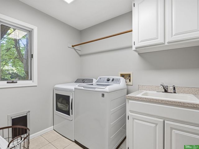 910 S 220th Street, Elkhorn, NE 68022
