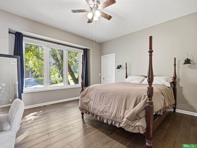 910 S 220th Street, Elkhorn, NE 68022