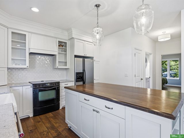 910 S 220th Street, Elkhorn, NE 68022