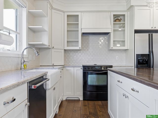 910 S 220th Street, Elkhorn, NE 68022