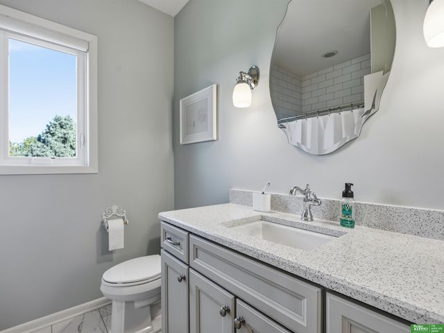 910 S 220th Street, Elkhorn, NE 68022