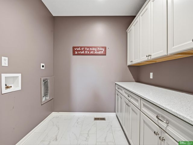 910 S 220th Street, Elkhorn, NE 68022