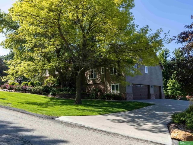 910 S 220th Street, Elkhorn, NE 68022