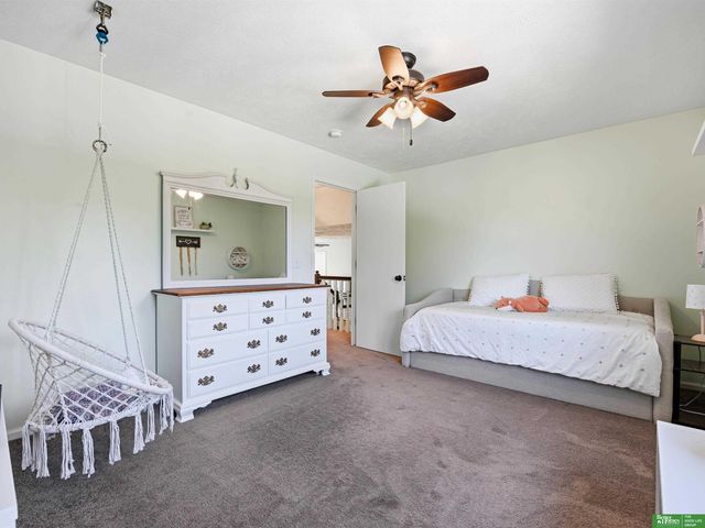 910 S 220th Street, Elkhorn, NE 68022