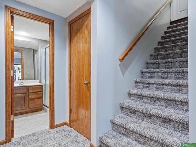 910 S 220th Street, Elkhorn, NE 68022