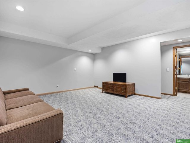 910 S 220th Street, Elkhorn, NE 68022