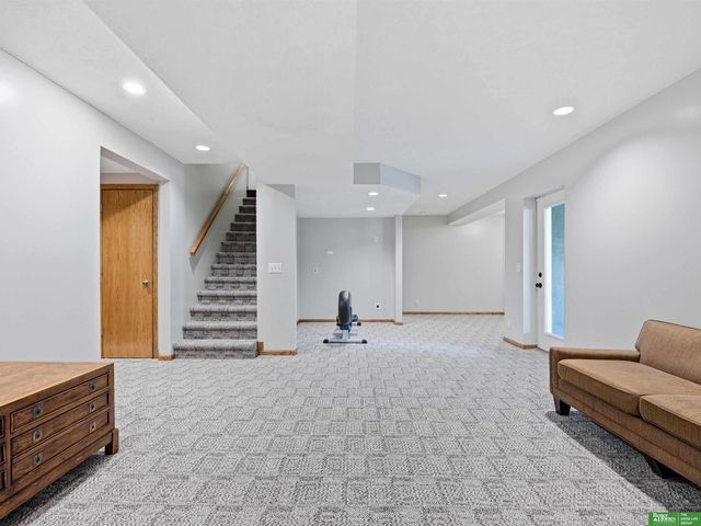 910 S 220th Street, Elkhorn, NE 68022