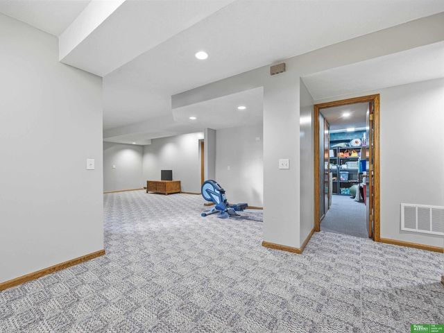 910 S 220th Street, Elkhorn, NE 68022