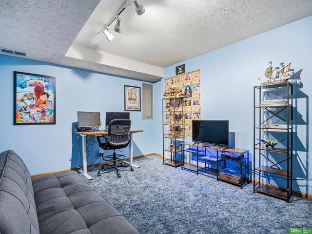 910 S 220th Street, Elkhorn, NE 68022
