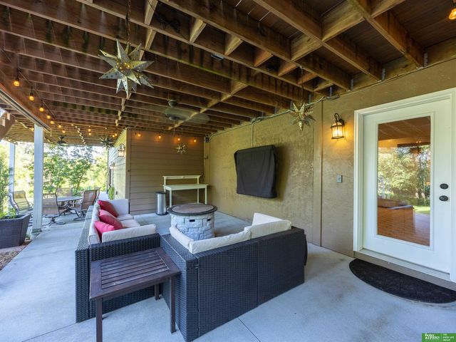 910 S 220th Street, Elkhorn, NE 68022