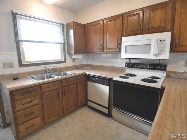 12228 Tarpon Drive, Florissant, MO 63033