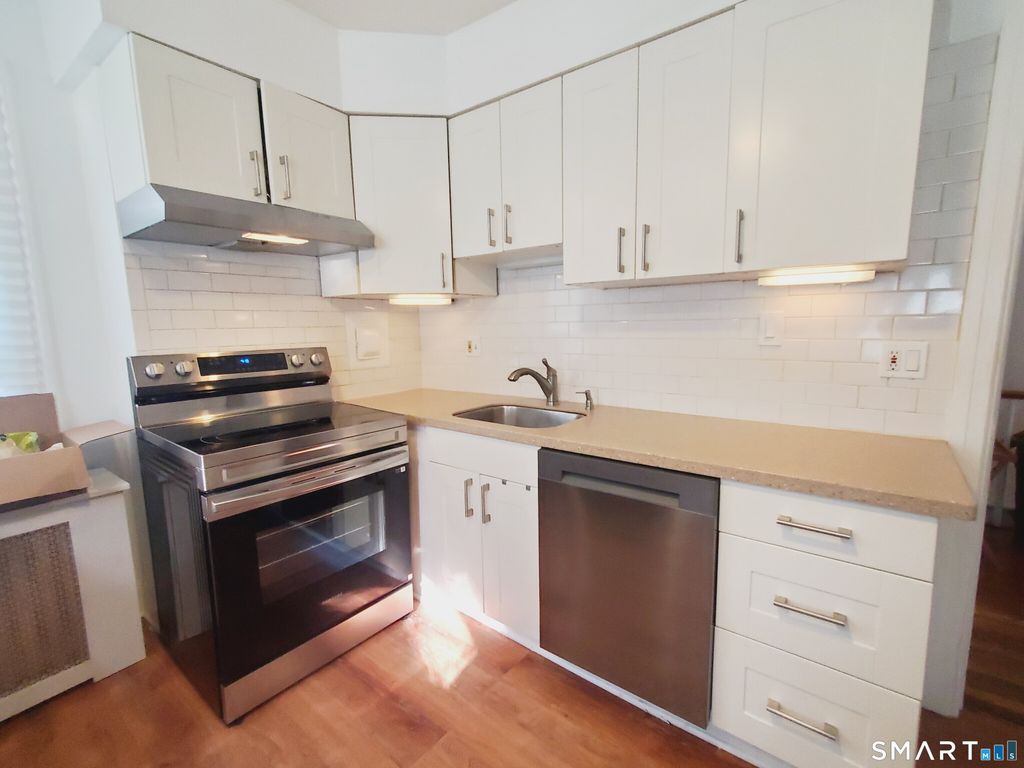 43 Mohegan Avenue 2, Stamford, CT 06902