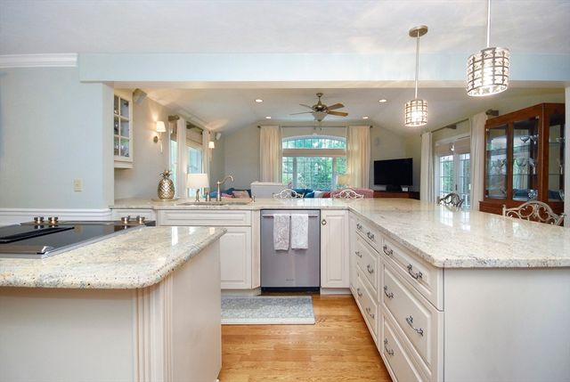 2 Blackthorne Cir, Hopkinton, MA 01748