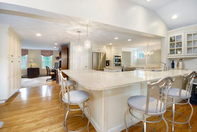 2 Blackthorne Cir, Hopkinton, MA 01748