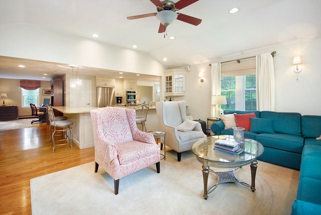 2 Blackthorne Cir, Hopkinton, MA 01748