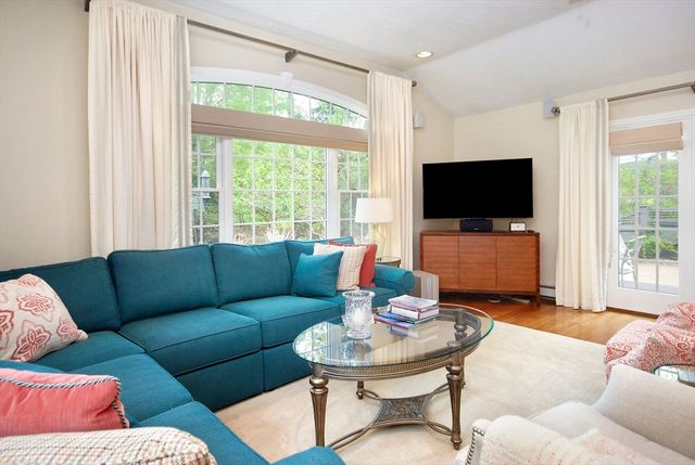 2 Blackthorne Cir, Hopkinton, MA 01748