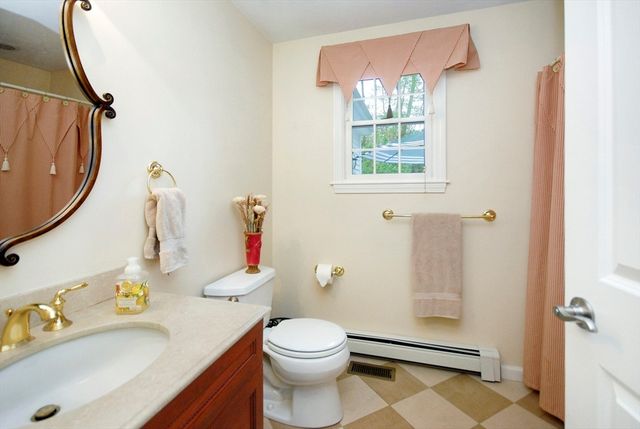 2 Blackthorne Cir, Hopkinton, MA 01748